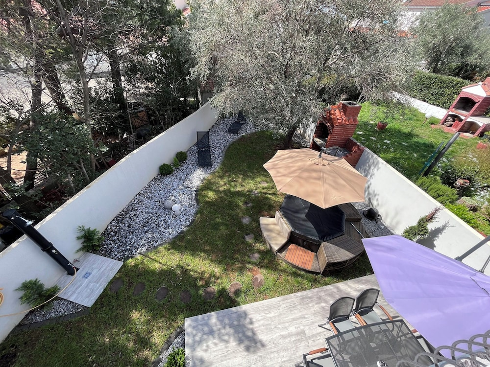 Modern Apartment in Starigrad Paklenica with Barbecue