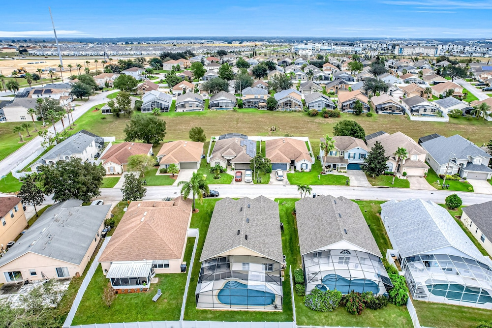 Charming Home With Pool, Enclosed Yard, Central AC, & Washer/dryer