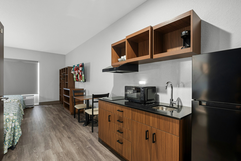 HomeTowne Studios by Red Roof Bradenton