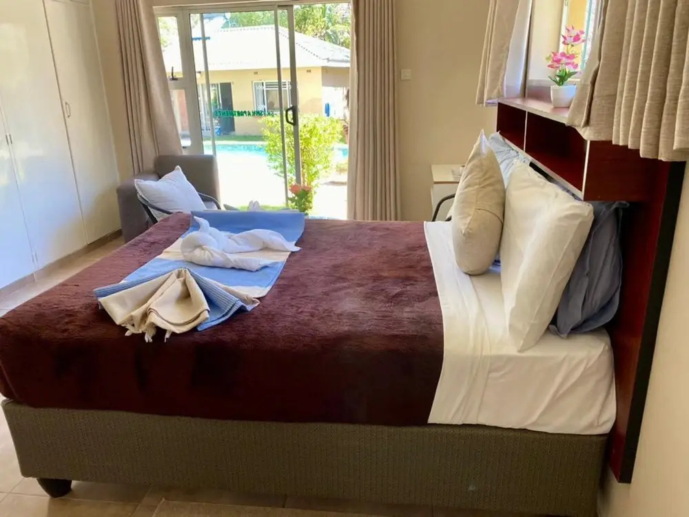 Poolside Executive Suite Near Airport - 2322