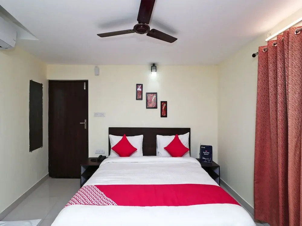 OYO 14811 Hotel Royal Monarch