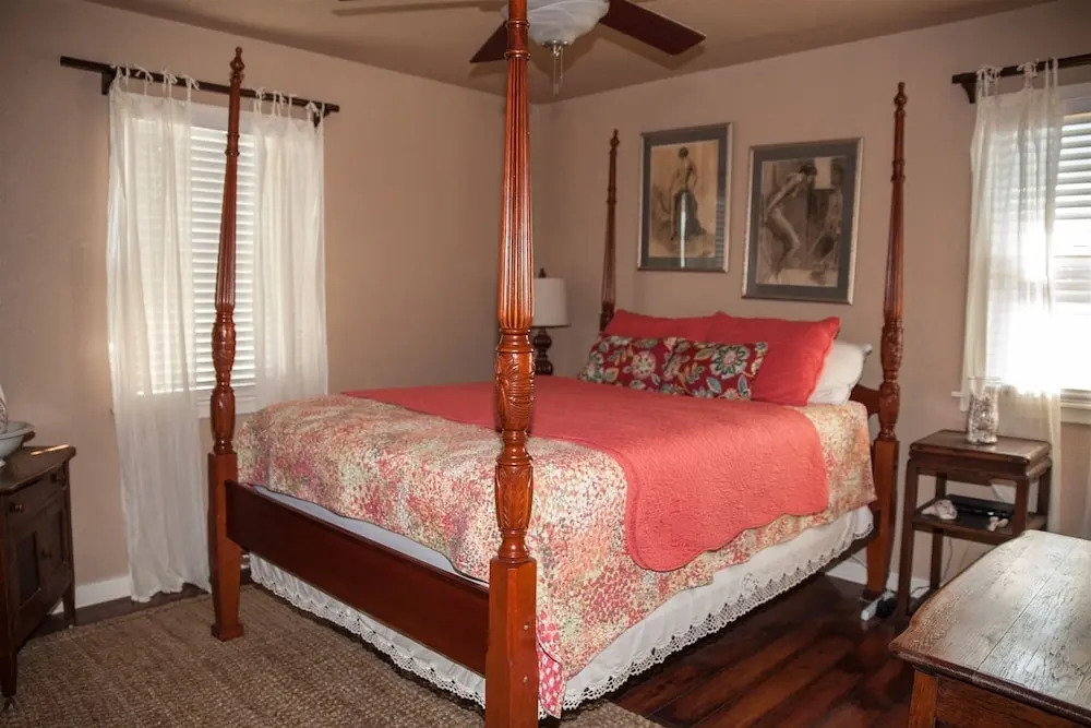 Austin's Pointe 4 Bedroom Cottage by RedAwning