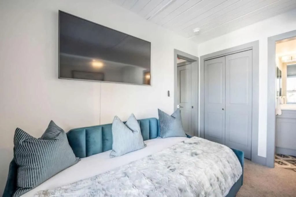 True Ski-In Ski-Out 2 BR Condo with Hot Tub