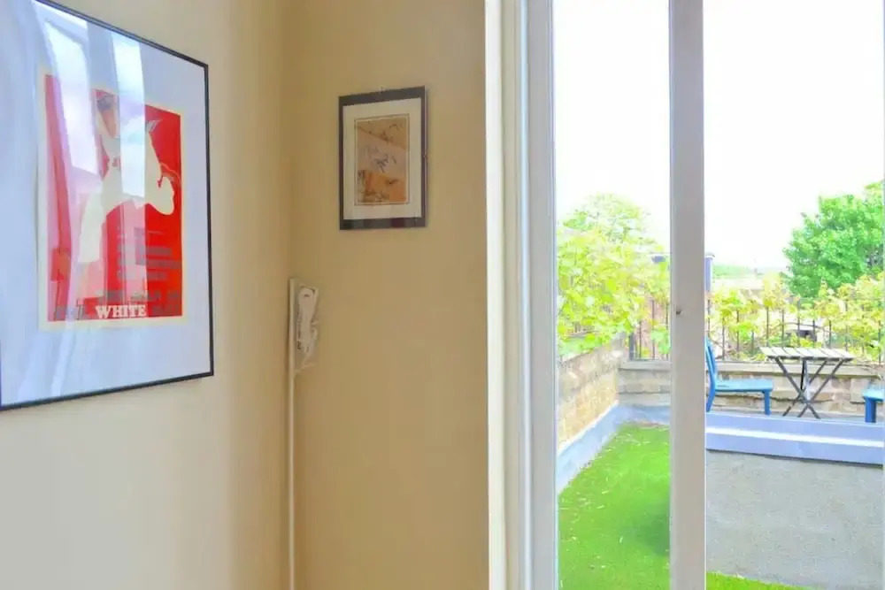 2 Bedroom Apartment With Roof Terrace in Camden