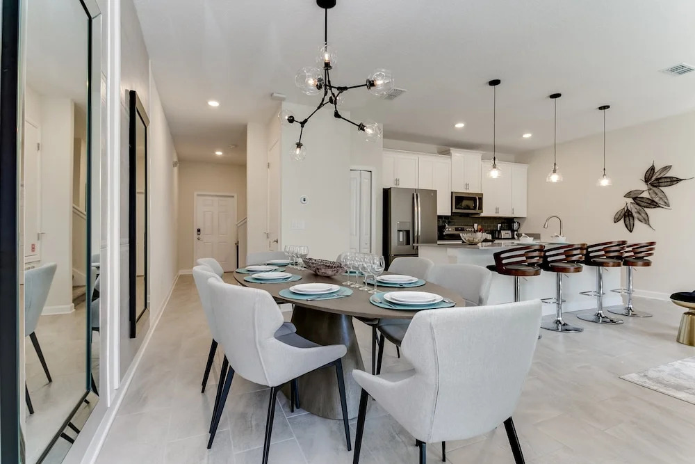 4bed 3Ba Storey Lake Home w. Pool