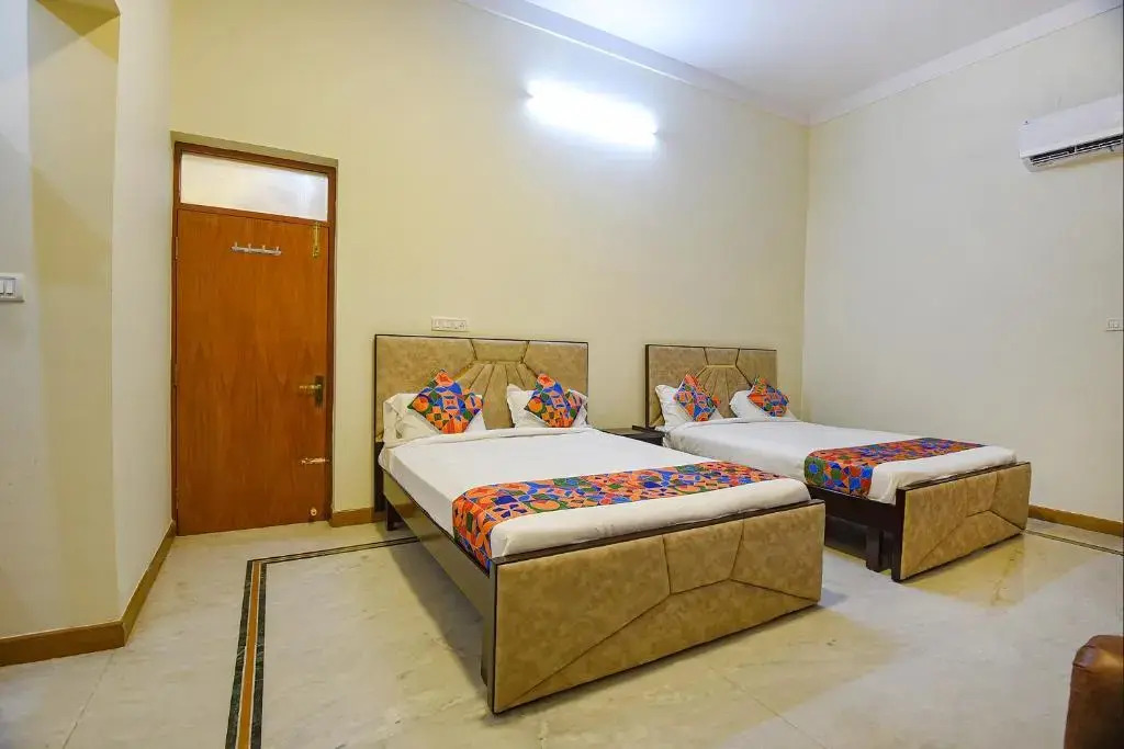 Fabexpress Ravikeerthis Service Apartment
