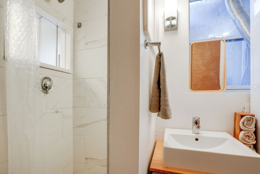 2 Mi to Dtwn: Boston Townhome Near Beaches!