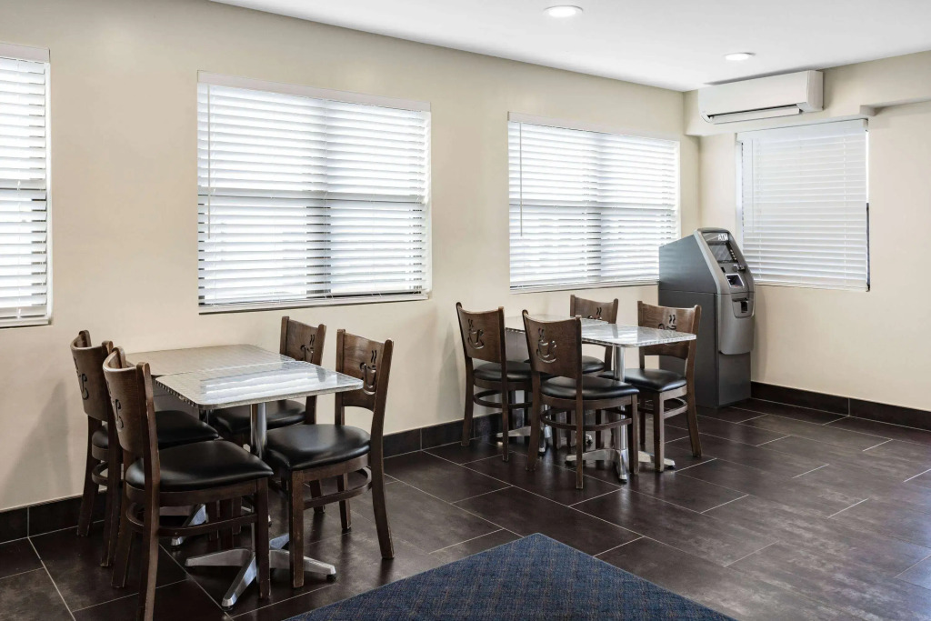 Super 8 by Wyndham Lindenhurst