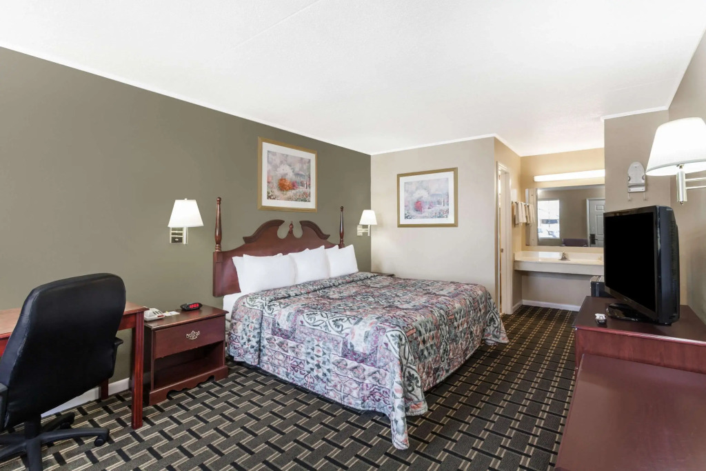 Days Inn by Wyndham Lenoir City