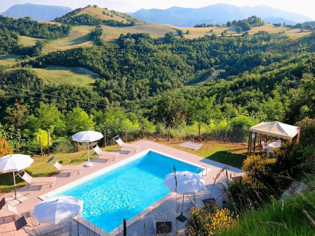 Holiday house with pool, near the sea and mountains, beautiful views