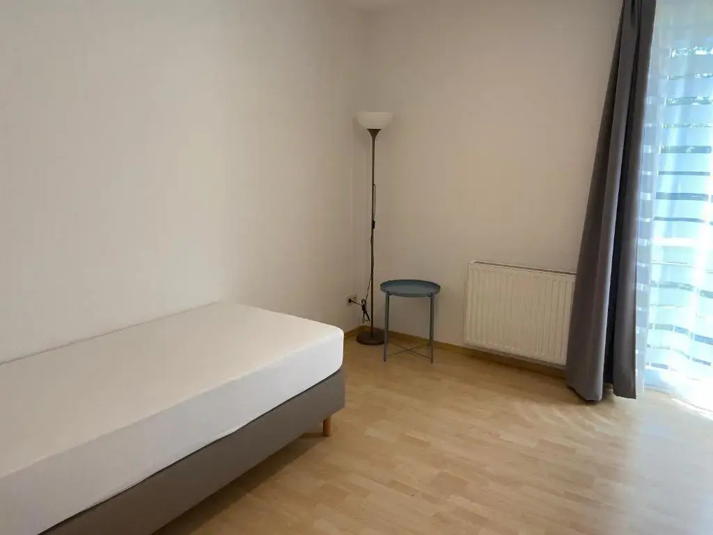Wohnung mit 2 Einzelzimmer gemeinsamer Küchen/Bad/Balkon-Nutzung