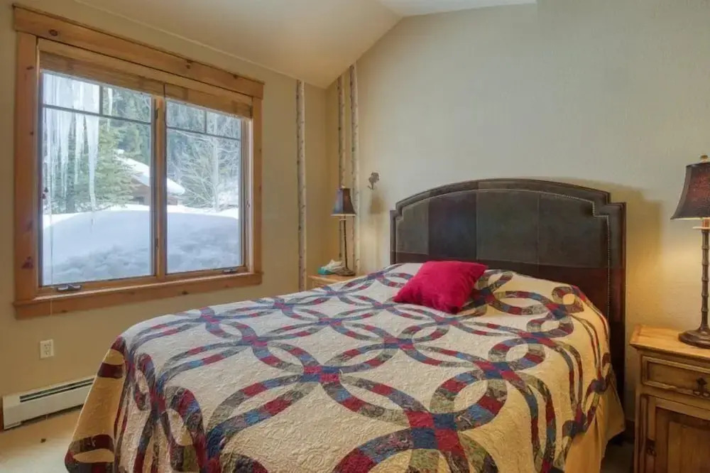 Private Family Friendly 2 Bedroom Townhome Located In East Keystone With Access To Free Shuttle Service
