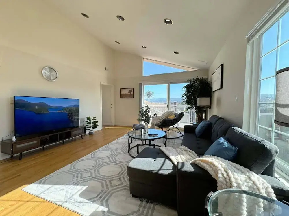 South SF Spacious Entire Unit With 3brs 3bth on 2F