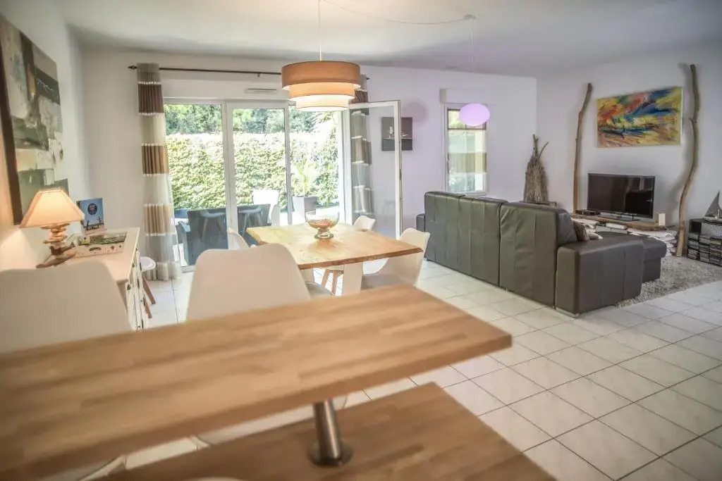 Appartement 90 m2 avec parking terrasse balcons, proche du port et plages