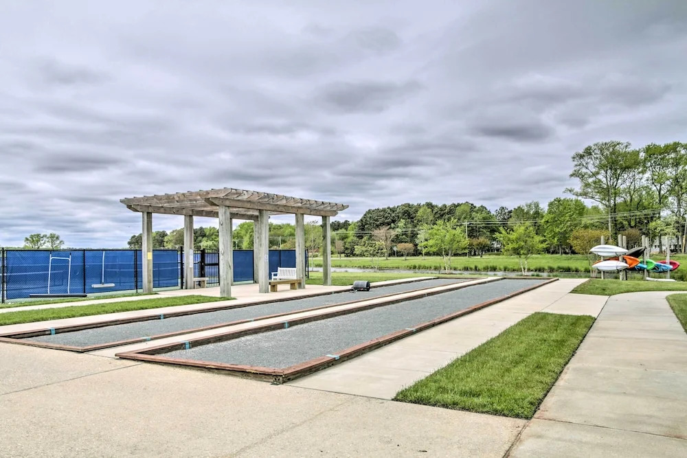 Shuttle to the Beach! Spacious Home in Millville