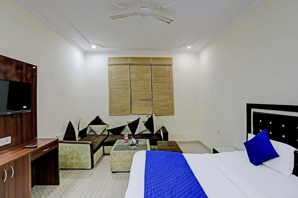 Roomshala 020 Hotel Black Stone