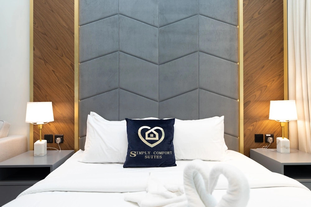 SIMPLY COMFORT Urban Chic Suites in J One Tower City & Canal Views