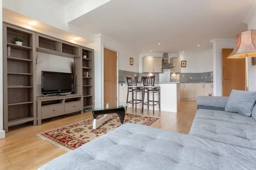 2 Bedroom Flat With Tower Bridge View