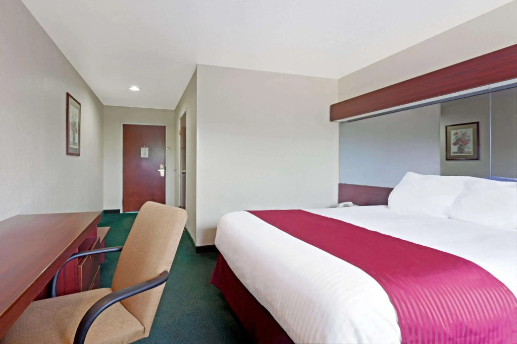 Days Inn & Suites by Wyndham Brandon Amphitheater