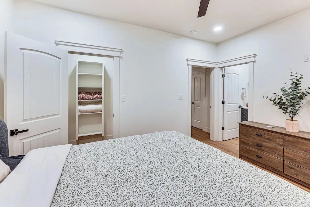 Near Trails & Town! Newly Built Mena Retreat