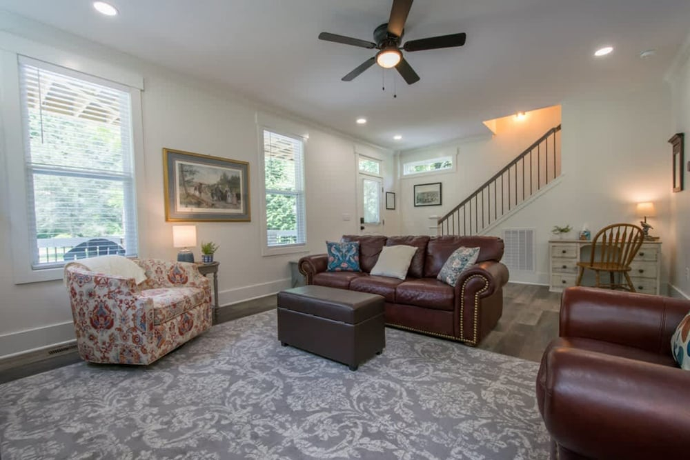Charming 3BR w Balconies Walk to Flat Rock Playhouse