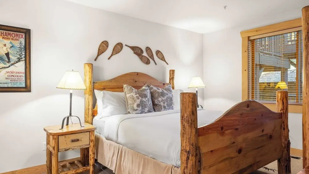 Mountain Charm, Stone Fireplace, Chef's Kitchen, & Balcony Cedar Ridge by Avantstay