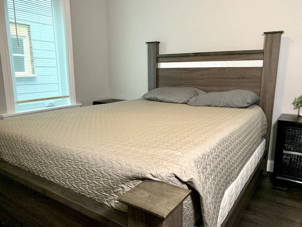 The Horseshoe Falls Villa- 6BR Free Parking, Minutes From Falls & Casino