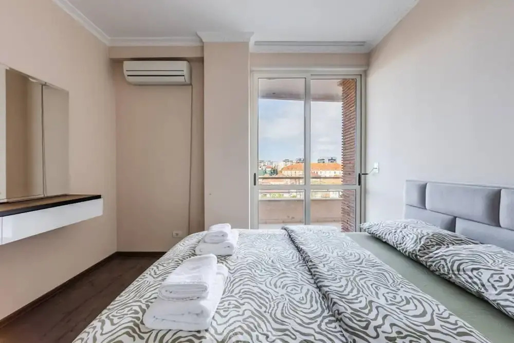 Spacious City-view Apartment Overlooking Shkod r