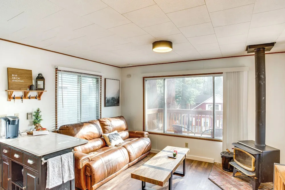2 Mi to Big Bear Mtn Resort: Cabin w/ Updated Deck