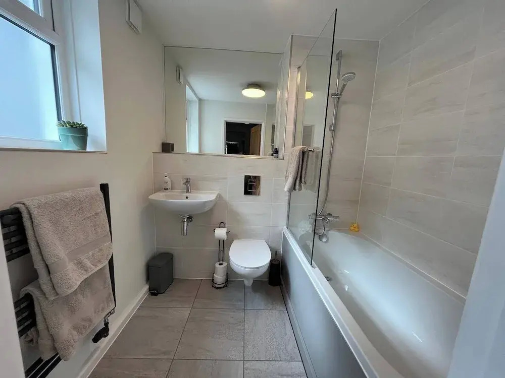 Charming 3-bed Cottage - Private Garden & Parking