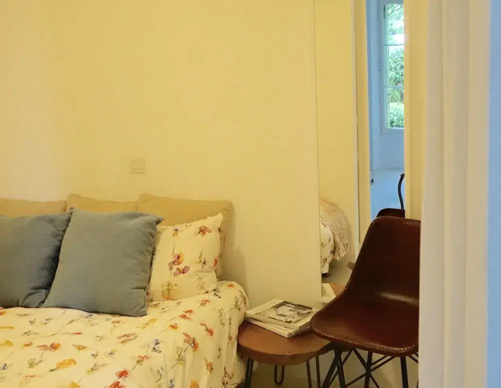 Fashionable House Flat with Garden