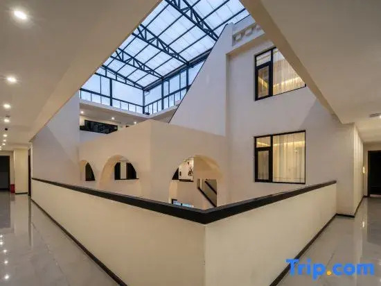 Xingman Yunli Designer Oxygen Homestay (Dukezong Ancient City Branch)
