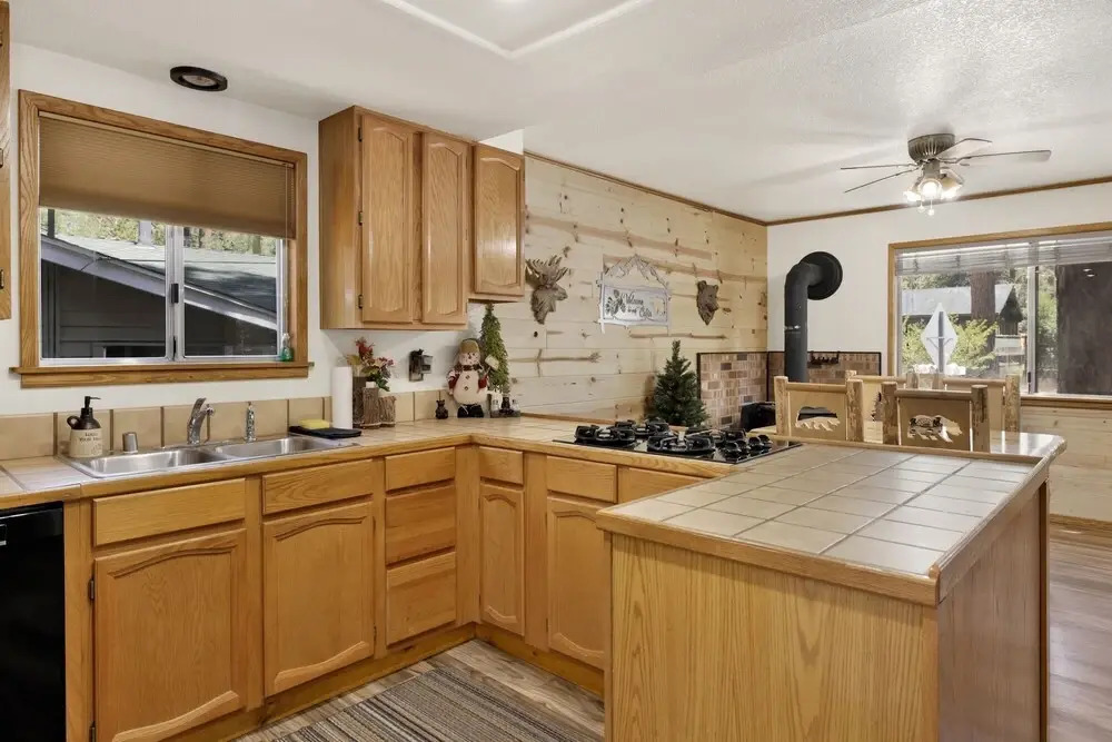 2158-bearfoot Hideaway 4 Bedroom Home by Redawning