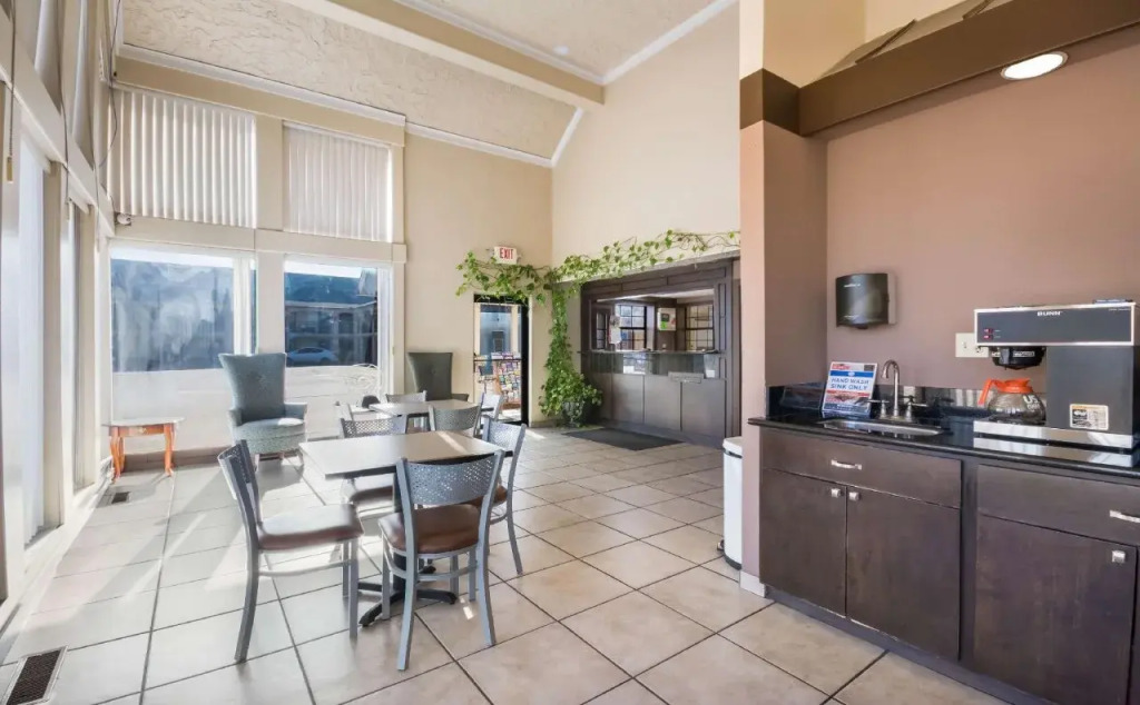 Econo Lodge Inn & Suites