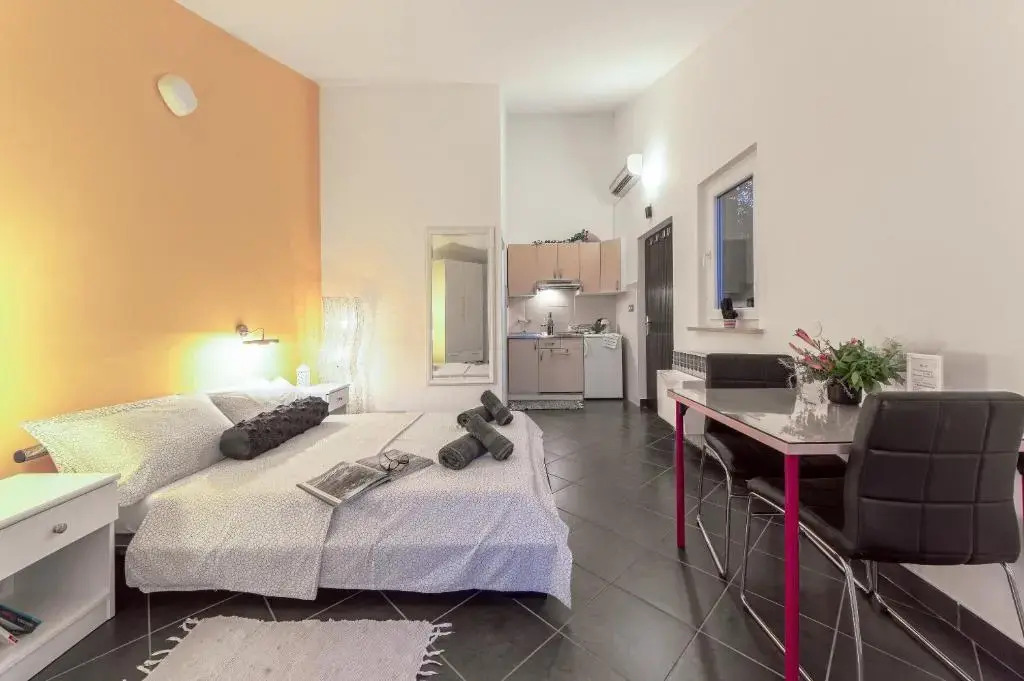 Apartments Lodra
