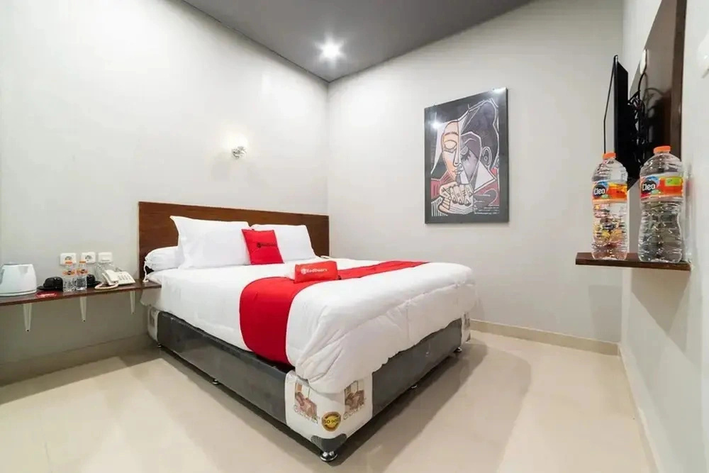 RedDoorz Plus @ Jalan Adam Malik Medan