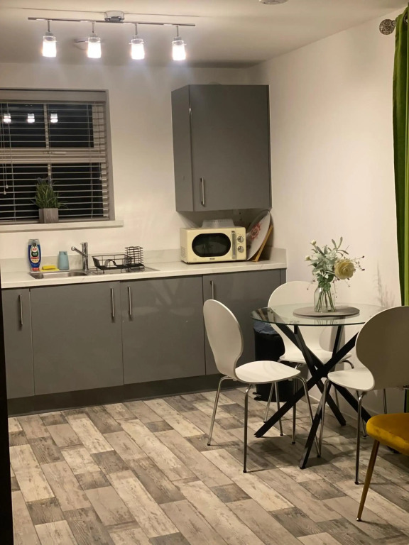 One Bedroom Peterborough Apartment Contractor Locum Staff welcome close to town Center city healthcare Center and train station Parking available on request