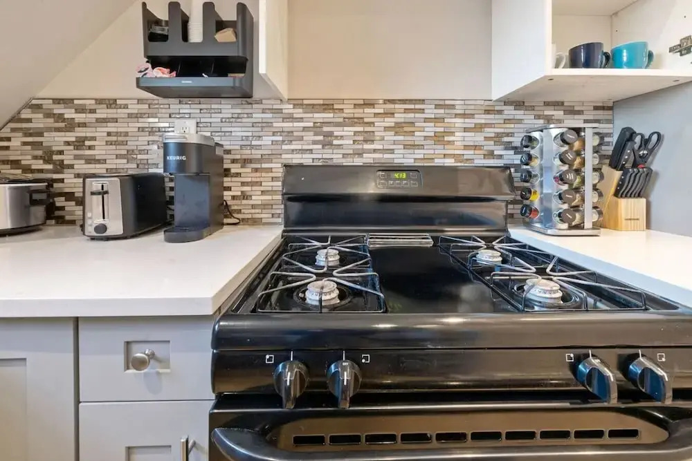 Cozy Winter 2 BR Near NYC Parking Wifi WFH