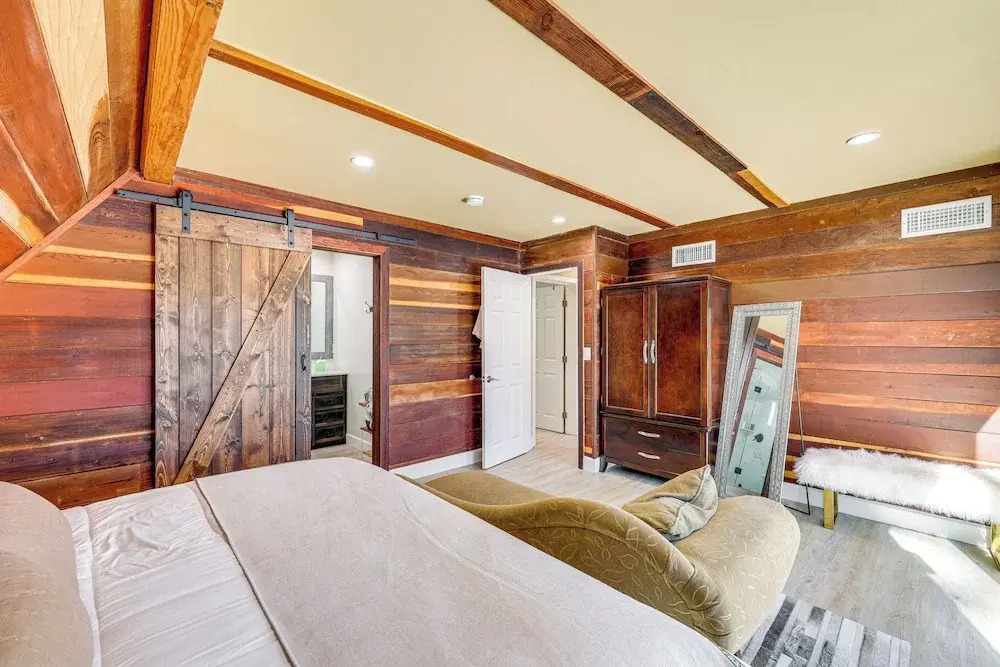 Wraparound Deck & Grill: Wrightwood Cabin Near PCT