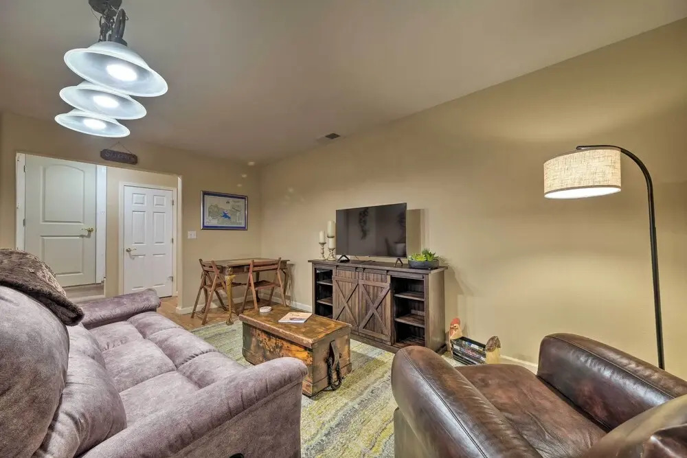 Beautiful Wooded Escape, Half-mi to Pine Mtn Lake!