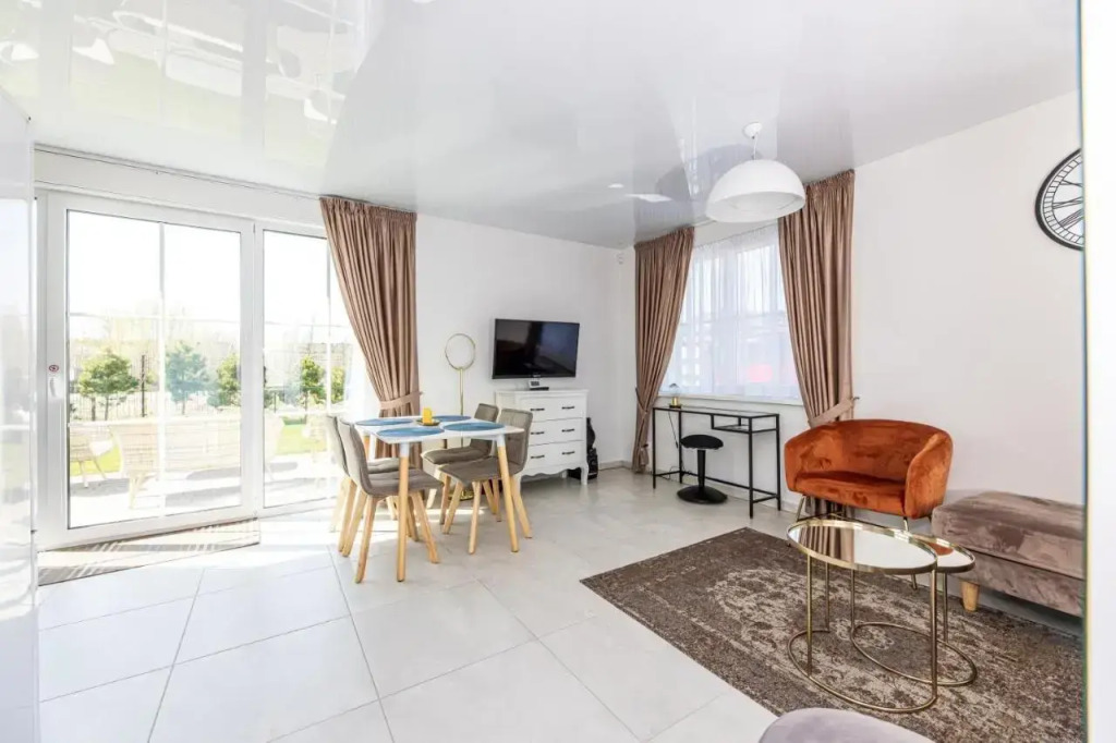 Bright 2bedroom home @terrace+parking, by Cohost