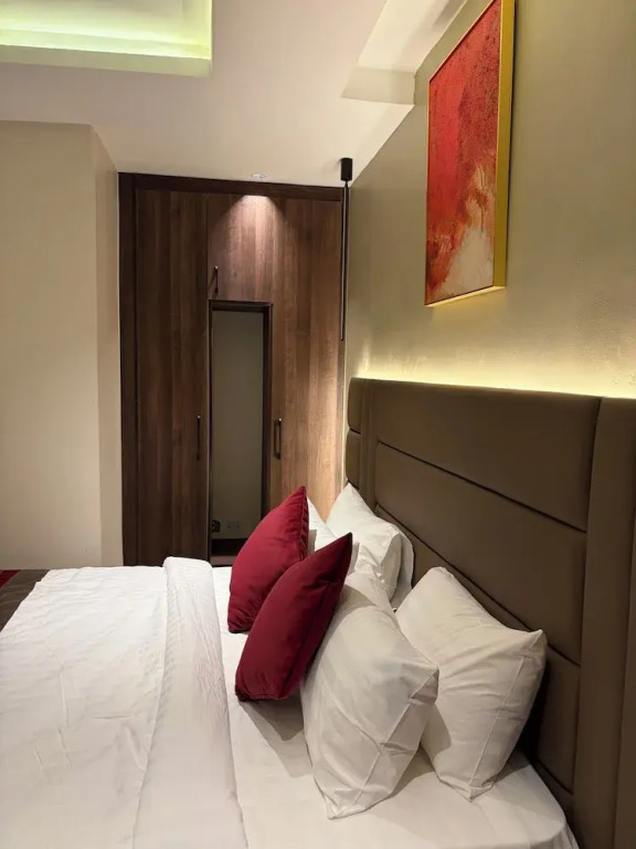 Raynez Resort
