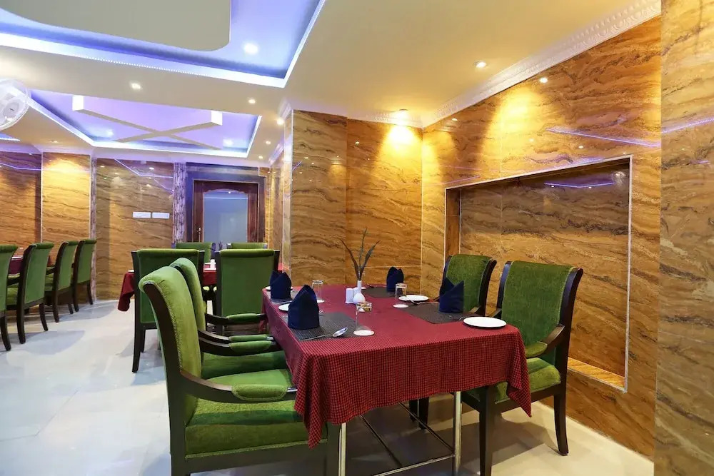 OYO 9855 Hotel Royal Suites