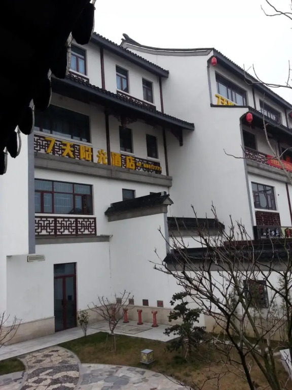 Suzhou Luzhi Riverside Inn Hostel