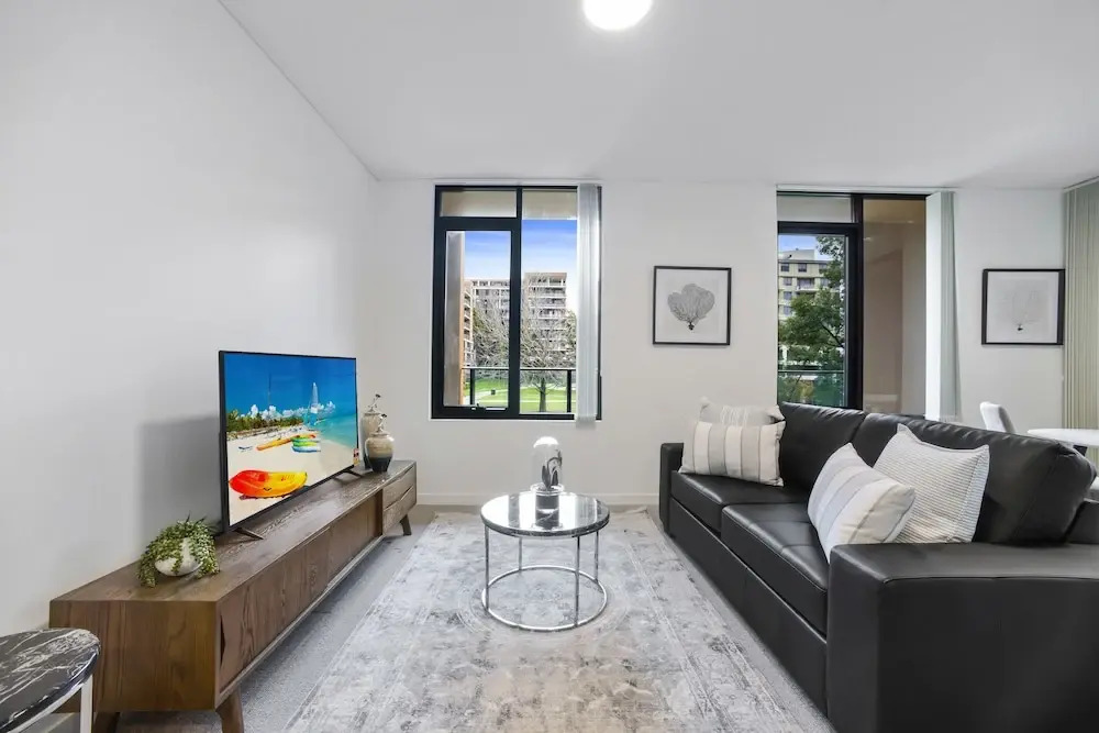 HomeHotel Walking Distance to Train & Westfield