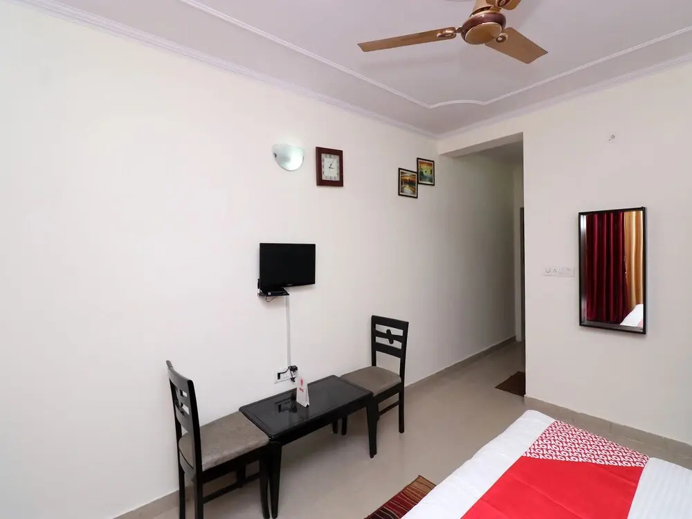 OYO 27818 Hotel Traveller Inn