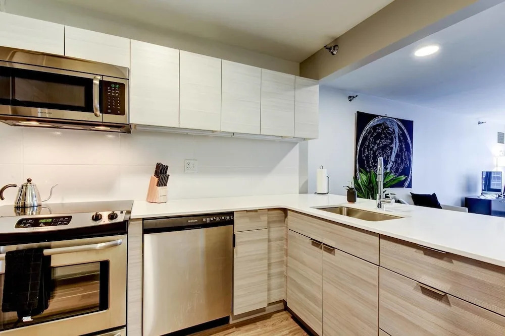 The Stratus - Vibrant Studio in Heart of Downtown
