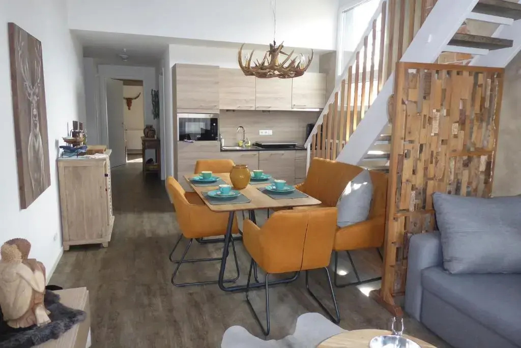 VIP Deluxe 107qm auf zwei Etagen 1 Dopplezimmer EG 1 Doppelzimmer auf der Galerie sowie 2 Badezimmer und komplette Küche mit Mikrowelle und Backofen Ideal für 1 bis 6 Gäste Direkter Blick auf Garten und Bergblick Alles nur nicht 0815