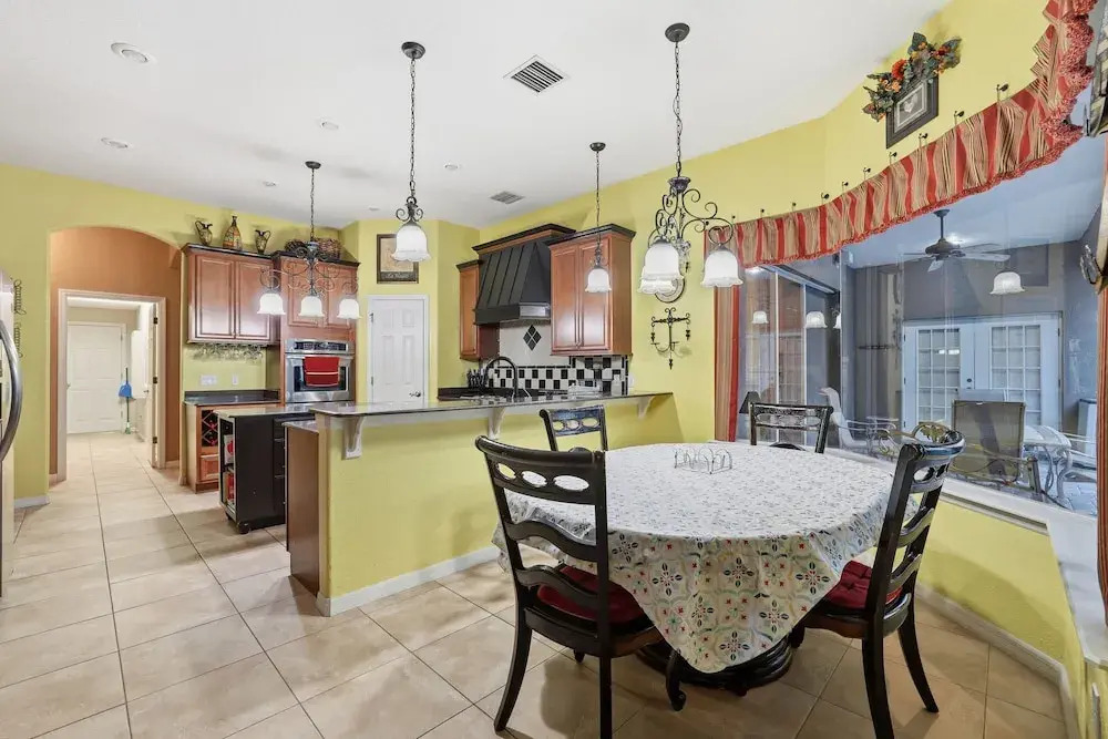Charming 3br Oasis Comfort, Pool & Sunshine 3 Bedroom Home