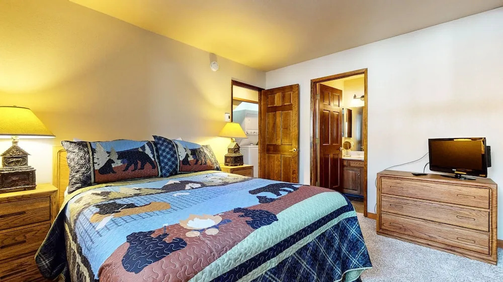 Snowflower 26 Remodeled Spacious Condo With Great Complex Amenities by RedAwning